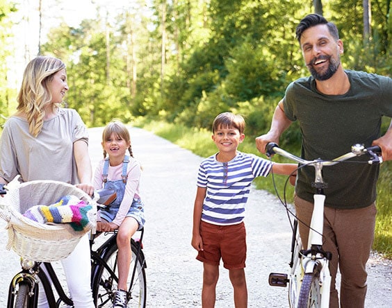 portrait-of-happy-family-with-bicycles-in-the-forest-urban-renters